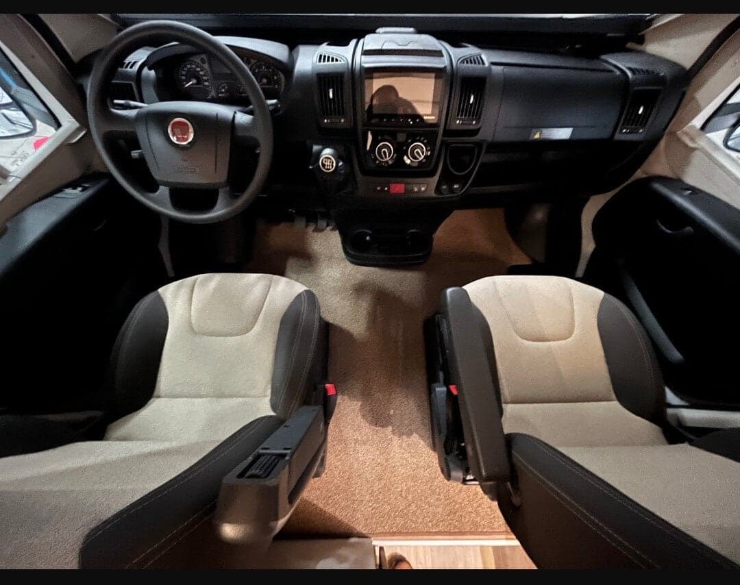 PILOTE C690G Essentiel – Capucine Premium 6 places – 8