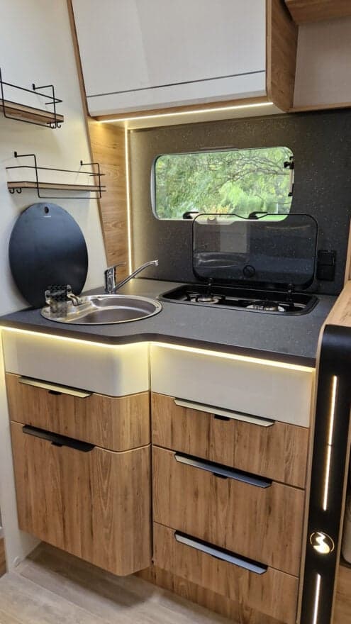 BAVARIA T746 FC – Profilé récent 4 couchages tout équipé – 10